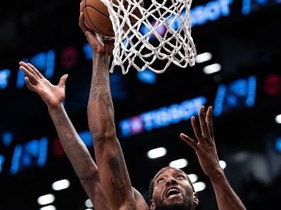 NEW YORK, NEW YORK - NOVEMBER 08: Kawhi Leonard #2 of the Los Angeles Clippers shoots the ball during the second quarter of the game against the Brooklyn Nets at Barclays Center on November 08, 2023 in the Brooklyn borough of New York City. NOTE TO USER: User expressly acknowledges and agrees that, by downloading and or using this photograph, User is consenting to the terms and conditions of the Getty Images License Agreement. (Photo by Dustin Satloff/Getty Images)