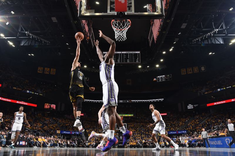 SAN FRANCISCO, CA - APRIL 20: Stephen Curry #30 of the Golden State Warriors drives to the basket during the game against the Sacramento Kings during Round One Game Three of the 2023 NBA Playoffs on April 20, 2023 at Chase Center in San Francisco, California. NOTE TO USER: User expressly acknowledges and agrees that, by downloading and or using this photograph, user is consenting to the terms and conditions of Getty Images License Agreement. Mandatory Copyright Notice: Copyright 2023 NBAE (Photo by Noah Graham/NBAE via Getty Images)