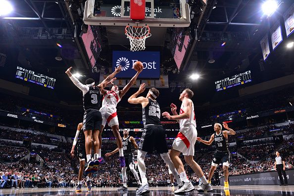 SAN ANTONIO, TX - NOVEMBER 5: Scottie Barnes #4 of the Toronto Raptors drives to the basket during the game against the San Antonio Spurs on November 5, 2023 at the Frost Bank Center in San Antonio, Texas. NOTE TO USER: User expressly acknowledges and agrees that, by downloading and or using this photograph, user is consenting to the terms and conditions of the Getty Images License Agreement. Mandatory Copyright Notice: Copyright 2023 NBAE (Photos by Michael Gonzales/NBAE via Getty Images)