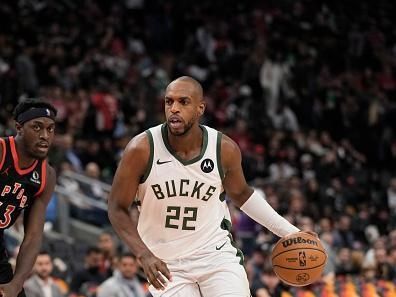 TORONTO, CANADA - NOVEMBER 15:  Khris Middleton #22 of the Milwaukee Bucks handles the ball during the game against the Toronto Raptors on November 15, 2023 at the Scotiabank Arena in Toronto, Ontario, Canada.  NOTE TO USER: User expressly acknowledges and agrees that, by downloading and or using this Photograph, user is consenting to the terms and conditions of the Getty Images License Agreement.  Mandatory Copyright Notice: Copyright 2023 NBAE (Photo by Jordan Jones/NBAE via Getty Images)