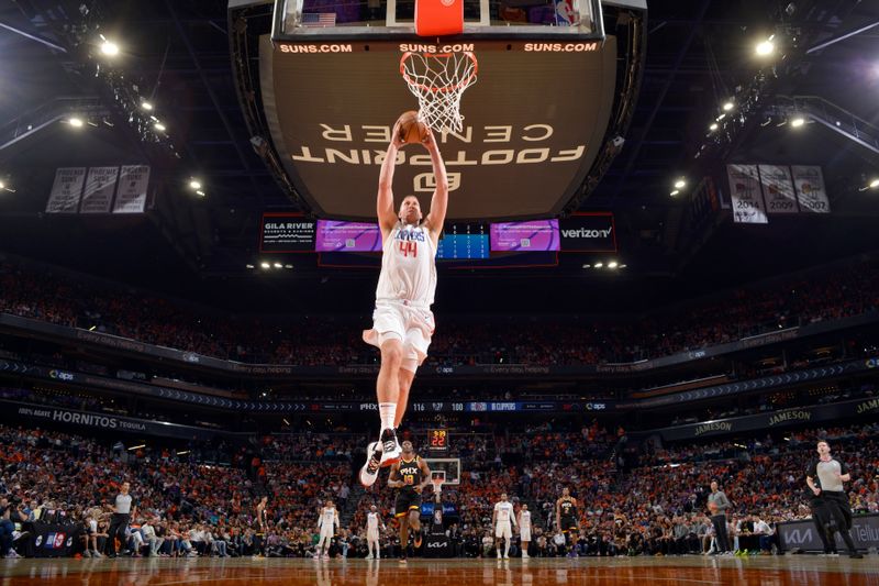 PHOENIX, AZ - APRIL 25: Jason Plumlee #44 of the LA Clippers drives to the basket during the game against the Phoenix Suns during Round 1 Game 5 of the 2023 NBA Playoffs on April 25, 2023 at Footprint Center in Phoenix, Arizona. NOTE TO USER: User expressly acknowledges and agrees that, by downloading and or using this photograph, user is consenting to the terms and conditions of the Getty Images License Agreement. Mandatory Copyright Notice: Copyright 2023 NBAE (Photo by Barry Gossage/NBAE via Getty Images)