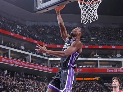 SACRAMENTO, CA - DECEMBER 18: Harrison Barnes #40 of the Sacramento Kings drives to the basket during the game against the Washington Wizards on December 18, 2023 at Golden 1 Center in Sacramento, California. NOTE TO USER: User expressly acknowledges and agrees that, by downloading and or using this Photograph, user is consenting to the terms and conditions of the Getty Images License Agreement. Mandatory Copyright Notice: Copyright 2023 NBAE (Photo by Rocky Widner/NBAE via Getty Images)