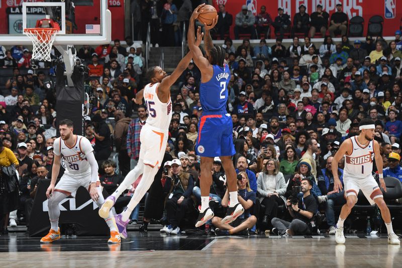 LOS ANGELES, CA - JANUARY 8: Kawhi Leonard #2 of the LA Clippers shoots the ball during the game against the Phoenix Suns on January 8, 2024 at Crypto.Com Arena in Los Angeles, California. NOTE TO USER: User expressly acknowledges and agrees that, by downloading and/or using this Photograph, user is consenting to the terms and conditions of the Getty Images License Agreement. Mandatory Copyright Notice: Copyright 2024 NBAE (Photo by Andrew D. Bernstein/NBAE via Getty Images)