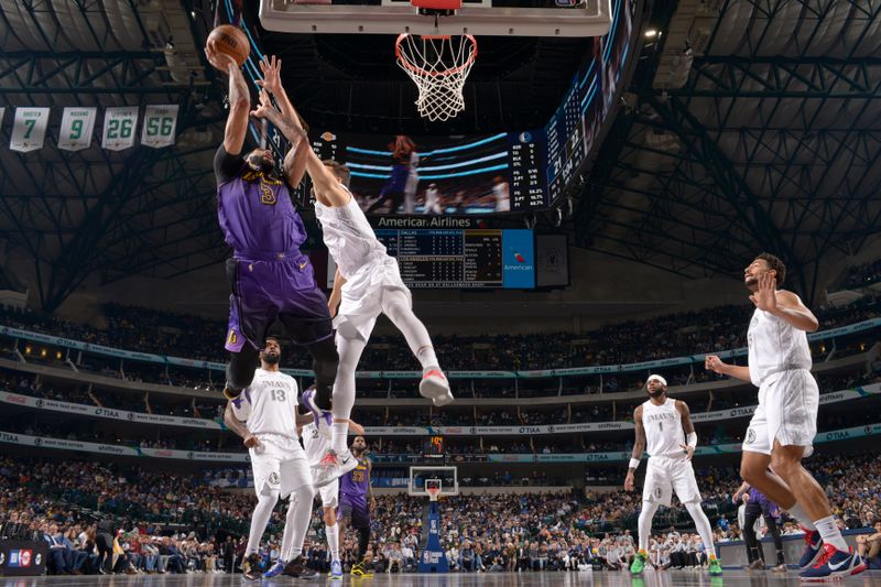 DALLAS, TX - DECEMBER 7: Anthony Davis #3 of the Los Angeles Lakers drives to the basket during the game against the Dallas Mavericks on December 7, 2025 at American Airlines Center in Dallas, Texas. NOTE TO USER: User expressly acknowledges and agrees that, by downloading and or using this photograph, User is consenting to the terms and conditions of the Getty Images License Agreement. Mandatory Copyright Notice: Copyright 2025 NBAE (Photo by Glenn James/NBAE via Getty Images)