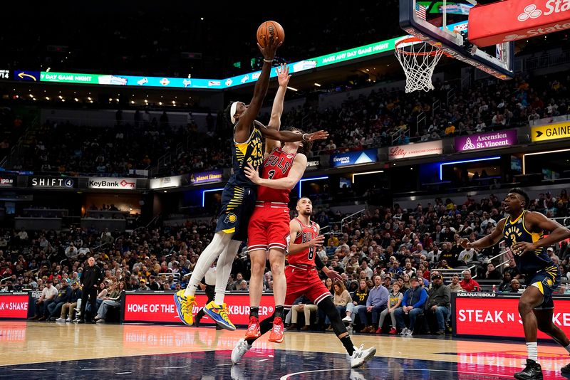 INDIANAPOLIS, INDIANA - JANUARY 08: Pascal Siakam #43 of the Indiana Pacers shoots over Josh Giddey #3 of the Chicago Bulls during the first half of an NBA basketball game at Gainbridge Fieldhouse on January 08, 2025 in Indianapolis, Indiana. NOTE TO USER: User expressly acknowledges and agrees that, by downloading and or using this Photograph, user is consenting to the terms and conditions of the Getty Images License Agreement. (Photo by Jeff Dean/Getty Images)