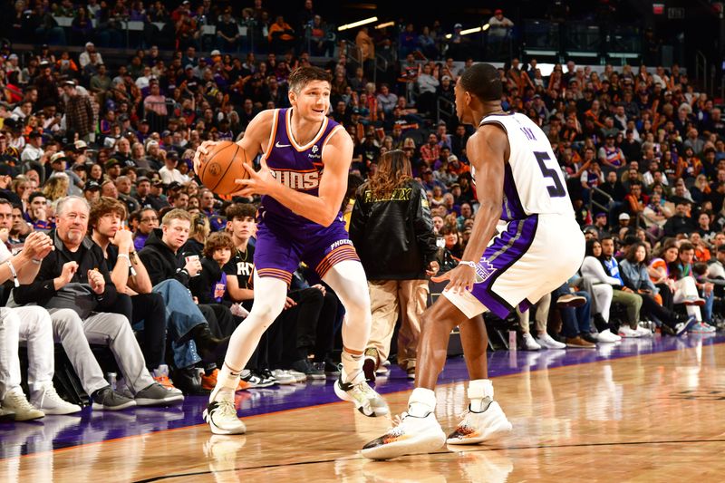 PHOENIX, AZ - FEBRUARY 13:  Grayson Allen #8 of the Phoenix Suns handles the ball during the game against the Sacramento Kings on February 13, 2024 at Footprint Center in Phoenix, Arizona. NOTE TO USER: User expressly acknowledges and agrees that, by downloading and or using this photograph, user is consenting to the terms and conditions of the Getty Images License Agreement. Mandatory Copyright Notice: Copyright 2024 NBAE (Photo by Kate Frese/NBAE via Getty Images)