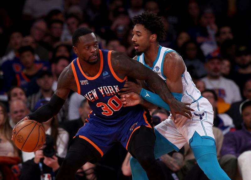 NEW YORK, NEW YORK - NOVEMBER 28:  Julius Randle #30 of the New York Knicks heads for the net as Leaky Black #12 of the Charlotte Hornets defends during the second half of an NBA In-Season Tournament game at Madison Square Garden on November 28, 2023 in New York City. The New York Knicks defeated the Charlotte Hornets 115-91.NOTE TO USER: User expressly acknowledges and agrees that, by downloading and or using this photograph, User is consenting to the terms and conditions of the Getty Images License Agreement. (Photo by Elsa/Getty Images)