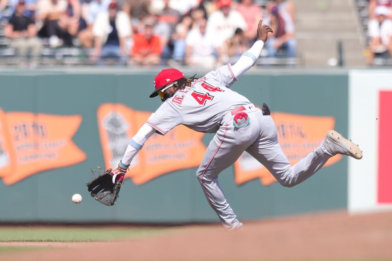 Reds and Giants Face Off: Betting Insights Favor Cincinnati in Oracle Park Matchup