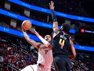 HOUSTON, TX - DECEMBER 27:   Cam Whitmore #7 of the Houston Rockets drives to the basket during the game against the Phoenix Suns on December 27, 2023 at the Toyota Center in Houston, Texas. NOTE TO USER: User expressly acknowledges and agrees that, by downloading and or using this photograph, User is consenting to the terms and conditions of the Getty Images License Agreement. Mandatory Copyright Notice: Copyright 2023 NBAE (Photo by Logan Riely/NBAE via Getty Images)