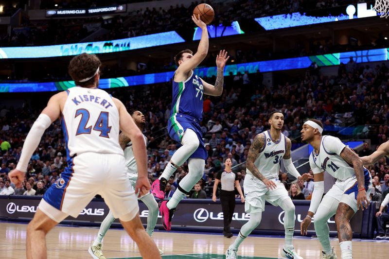 DALLAS, TEXAS - JANUARY 24: Luka Doncic #77 of the Dallas Mavericks drives to the basket against Daniel Gafford #21 of the Washington Wizards in the first quarter at American Airlines Center on January 24, 2023 in Dallas, Texas. NOTE TO USER: User expressly acknowledges and agrees that, by downloading and or using this photograph, User is consenting to the terms and conditions of the Getty Images License Agreement. (Photo by Tom Pennington/Getty Images)