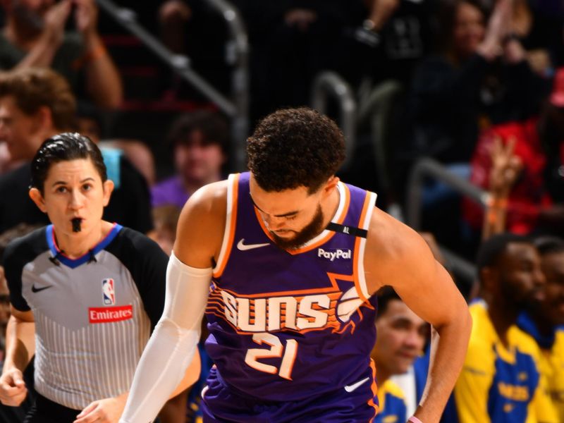 PHOENIX, AZ - NOVEMBER 30: Tyus Jones #21 of the Phoenix Suns celebrates during the game against the Golden State Warriors on November 30, 2024 at Footprint Center in Phoenix, Arizona. NOTE TO USER: User expressly acknowledges and agrees that, by downloading and or using this photograph, user is consenting to the terms and conditions of the Getty Images License Agreement. Mandatory Copyright Notice: Copyright 2024 NBAE (Photo by Barry Gossage/NBAE via Getty Images)