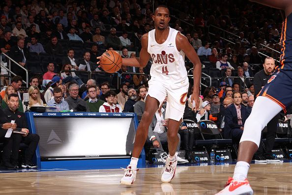 NEW YORK, NY - NOVEMBER 1: Evan Mobley #4 of the Cleveland Cavaliers handles the ball during the game against the New York Knicks on November 1, 2023 at Madison Square Garden in New York City, New York.  NOTE TO USER: User expressly acknowledges and agrees that, by downloading and or using this photograph, User is consenting to the terms and conditions of the Getty Images License Agreement. Mandatory Copyright Notice: Copyright 2023 NBAE  (Photo by Nathaniel S. Butler/NBAE via Getty Images)