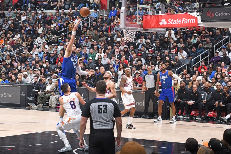 LOS ANGELES, CA - JANUARY 8: Ivica Zubac #40 of the LA Clippers shoots the ball during the game against the Phoenix Suns on January 8, 2024 at Crypto.Com Arena in Los Angeles, California. NOTE TO USER: User expressly acknowledges and agrees that, by downloading and/or using this Photograph, user is consenting to the terms and conditions of the Getty Images License Agreement. Mandatory Copyright Notice: Copyright 2024 NBAE (Photo by Andrew D. Bernstein/NBAE via Getty Images)