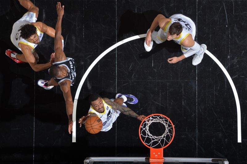 SAN ANTONIO, TX - NOVEMBER 9: John Collins #20 of the Utah Jazz rebounds during the game against the San Antonio Spurs on November 9, 2024 at the Frost Bank Center in San Antonio, Texas. NOTE TO USER: User expressly acknowledges and agrees that, by downloading and or using this photograph, user is consenting to the terms and conditions of the Getty Images License Agreement. Mandatory Copyright Notice: Copyright 2024 NBAE (Photos by Michael Gonzales/NBAE via Getty Images)