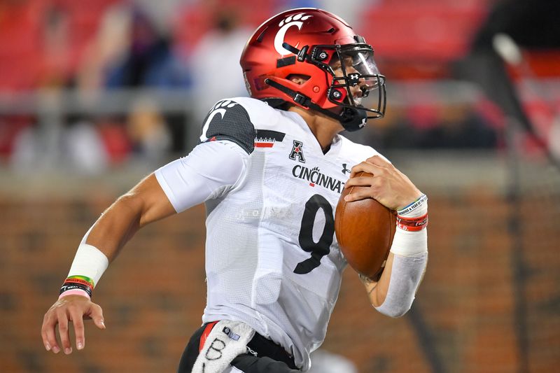 Oct 24, 2020; Dallas, Texas, USA; Cincinnati Bearcats quarterback Desmond Ridder (9) runs the ball down the field and scores a touch down against Southern Methodist Mustangs during the fourth quarter half at Gerald J. Ford Stadium. Mandatory Credit: Tim Flores-USA TODAY Sports