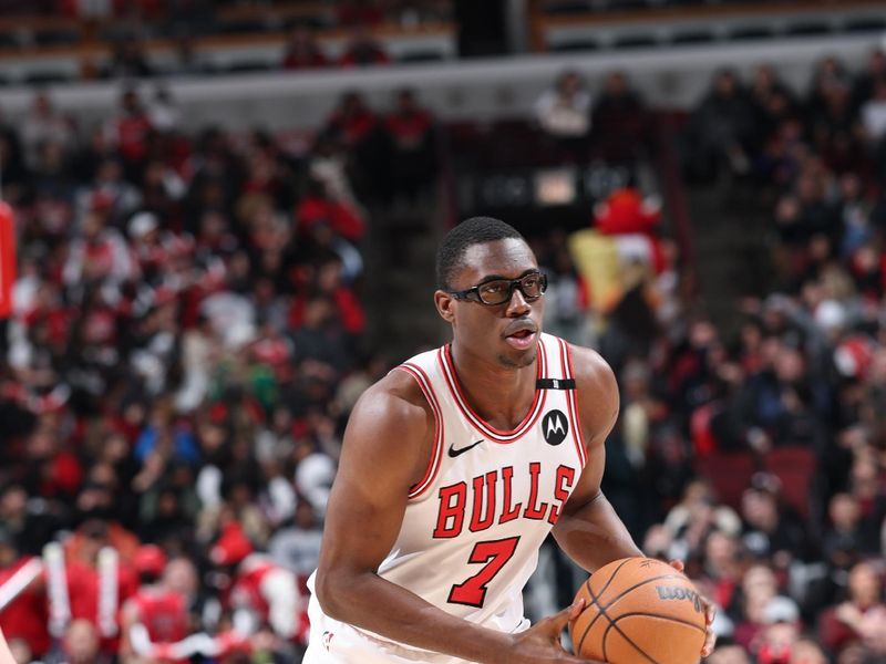 CHICAGO, IL - MARCH 4: Jalen Smith #7 of the Chicago Bulls handles the ball during the game against the Cleveland Cavaliers on March 4, 2025 at United Center in Chicago, Illinois. NOTE TO USER: User expressly acknowledges and agrees that, by downloading and or using this photograph, User is consenting to the terms and conditions of the Getty Images License Agreement. Mandatory Copyright Notice: Copyright 2025 NBAE (Photo by Jeff Haynes/NBAE via Getty Images)