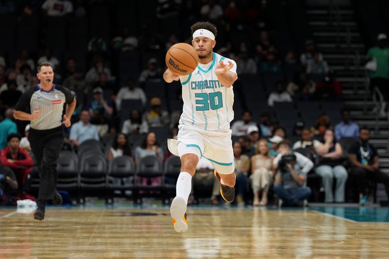 CHARLOTTE, NORTH CAROLINA - OCTOBER 08: Seth Curry #30 of the Charlotte Hornets passes the ball up the floor during the first half of the preseason game against the Miami Heat at Spectrum Center on October 08, 2024 in Charlotte, North Carolina. NOTE TO USER: User expressly acknowledges and agrees that, by downloading and or using this photograph, User is consenting to the terms and conditions of the Getty Images License Agreement. (Photo by Grant Halverson/Getty Images)