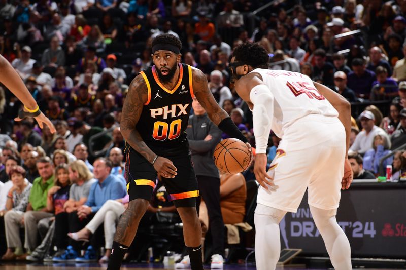 PHOENIX, AZ - APRIL  3: Royce O'Neale #00 of the Phoenix Suns dribbles the ball during the game against the Cleveland Cavaliers on April 3, 2024 at Footprint Center in Phoenix, Arizona. NOTE TO USER: User expressly acknowledges and agrees that, by downloading and or using this photograph, user is consenting to the terms and conditions of the Getty Images License Agreement. Mandatory Copyright Notice: Copyright 2024 NBAE (Photo by Kate Frese/NBAE via Getty Images)