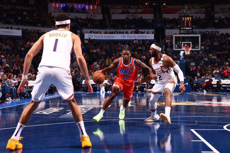 OKLAHOMA CITY, OK - NOVEMBER 15: Cason Wallace #22 of the Oklahoma City Thunder drives to the basket during the game against the Phoenix Suns during the Emirates NBA Cup game on November 15, 2024 at Paycom Center in Oklahoma City, Oklahoma. NOTE TO USER: User expressly acknowledges and agrees that, by downloading and or using this photograph, User is consenting to the terms and conditions of the Getty Images License Agreement. Mandatory Copyright Notice: Copyright 2024 NBAE (Photo by Zach Beeker/NBAE via Getty Images)