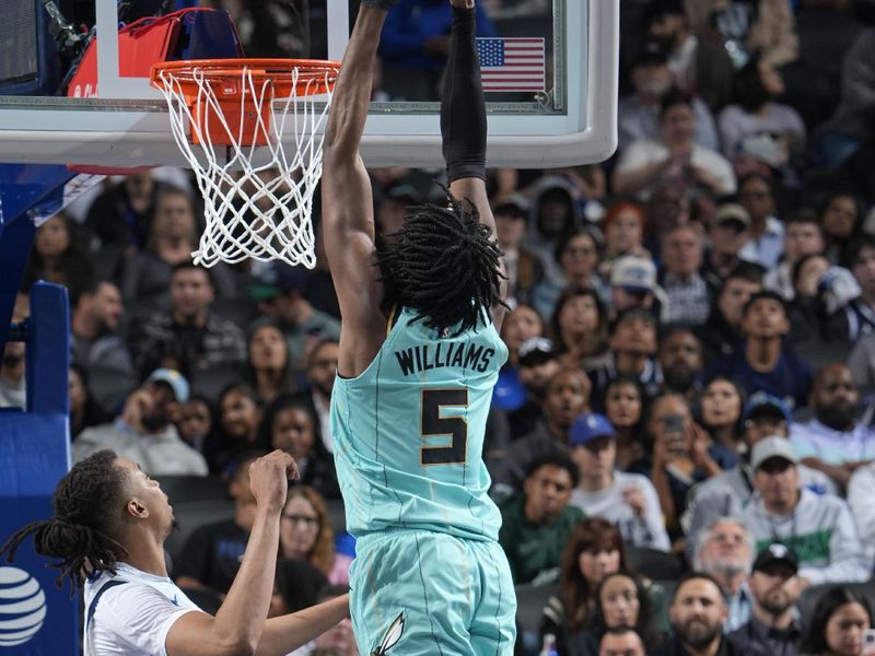 DALLAS, TX - FEBRUARY 27: Mark Williams #5 of the Charlotte Hornets dunks the ball during the game against the Dallas Mavericks on February 27, 2025 at American Airlines Center in Dallas, Texas. NOTE TO USER: User expressly acknowledges and agrees that, by downloading and or using this photograph, User is consenting to the terms and conditions of the Getty Images License Agreement. Mandatory Copyright Notice: Copyright 2025 NBAE(Photo by Glenn James/NBAE via Getty Images)