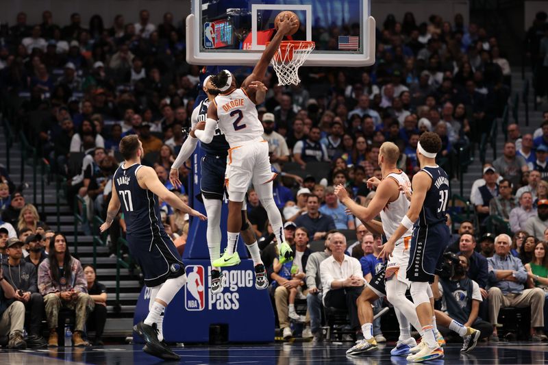 DALLAS, TEXAS - NOVEMBER 08: Josh Okogie #2 of the Phoenix Suns makes a move to the basket in front of Daniel Gafford #21 of the Dallas Mavericks during the first half at American Airlines Center on November 08, 2024 in Dallas, Texas. NOTE TO USER: User expressly acknowledges and agrees that, by downloading and or using this photograph, User is consenting to the terms and conditions of the Getty Images License Agreement. (Photo by Sam Hodde/Getty Images)