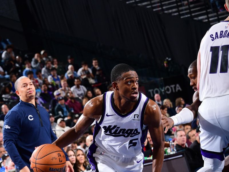 INGLEWOOD, CA - NOVEMBER 22: De'Aaron Fox #5 of the Sacramento Kings dribbles the ball during the game against the LA Clippers on November 22, 2024 at Intuit Dome in Los Angeles, California. NOTE TO USER: User expressly acknowledges and agrees that, by downloading and/or using this Photograph, user is consenting to the terms and conditions of the Getty Images License Agreement. Mandatory Copyright Notice: Copyright 2024 NBAE (Photo by Adam Pantozzi/NBAE via Getty Images)