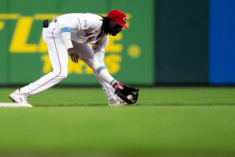 Sep 6, 2023; Cincinnati, Ohio, USA; Cincinnati Reds shortstop Elly De La Cruz (44) fields a ground ball hit by Seattle Mariners left fielder Dominic Canzone (8) in the fifth inning of the MLB baseball game between the Cincinnati Reds and the Seattle Mariners at Great American Ball Park. Mandatory Credit: Albert Cesare-USA TODAY Sports