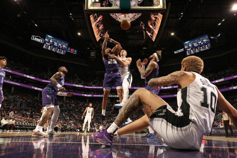 CHARLOTTE, NC - JANUARY 19: Zach Collins #23 of the San Antonio Spurs and P.J. Washington #25 of the Charlotte Hornets battle for a rebound on January 19, 2024 at Spectrum Center in Charlotte, North Carolina. NOTE TO USER: User expressly acknowledges and agrees that, by downloading and or using this photograph, User is consenting to the terms and conditions of the Getty Images License Agreement. Mandatory Copyright Notice: Copyright 2024 NBAE (Photo by Kent Smith/NBAE via Getty Images)