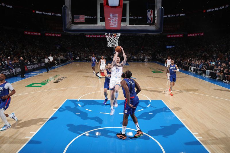 OKLAHOMA CITY, OK - FEBRUARY 22:  Gordon Hayward #33 of the Oklahoma City Thunder drives to the basket during the game against the LA Clippers on February 22SF, 2024 at Paycom Arena in Oklahoma City, Oklahoma. NOTE TO USER: User expressly acknowledges and agrees that, by downloading and or using this photograph, User is consenting to the terms and conditions of the Getty Images License Agreement. Mandatory Copyright Notice: Copyright 2024 NBAE (Photo by Zach Beeker/NBAE via Getty Images)