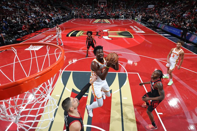 CHICAGO, IL - NOVEMBER 22: Clint Capela #15 of the Atlanta Hawks drives to the basket during the game against the Chicago Bulls during the Emirates NBA Cup game on November 22, 2024 at United Center in Chicago, Illinois. NOTE TO USER: User expressly acknowledges and agrees that, by downloading and or using this photograph, User is consenting to the terms and conditions of the Getty Images License Agreement. Mandatory Copyright Notice: Copyright 2024 NBAE (Photo by Jeff Haynes/NBAE via Getty Images)