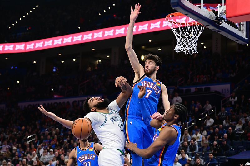 OKLAHOMA CITY, OKLAHOMA - JANUARY 29: Karl-Anthony Towns #32 of the Minnesota Timberwolves reacts as he loses the ball while being defended by Chet Holmgren #7 and Jalen Williams #8 of the Oklahoma City Thunder during the second half at Paycom Center on January 29, 2024 in Oklahoma City, Oklahoma. NOTE TO USER: User expressly acknowledges and agrees that, by downloading and or using this Photograph, user is consenting to the terms and conditions of the Getty Images License Agreement. (Photo by Joshua Gateley/Getty Images)