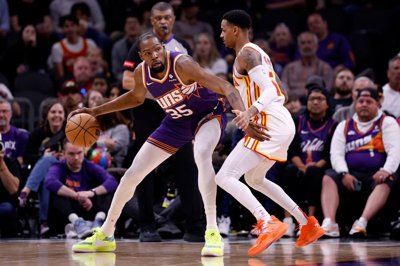 PHOENIX, ARIZONA - MARCH 21: Kevin Durant #35 of the Phoenix Suns posts up on Dejounte Murray #5 of the Atlanta Hawks during the first half at Footprint Center on March 21, 2024 in Phoenix, Arizona. NOTE TO USER: User expressly acknowledges and agrees that, by downloading and or using this photograph, User is consenting to the terms and conditions of the Getty Images License Agreement.  (Photo by Chris Coduto/Getty Images)