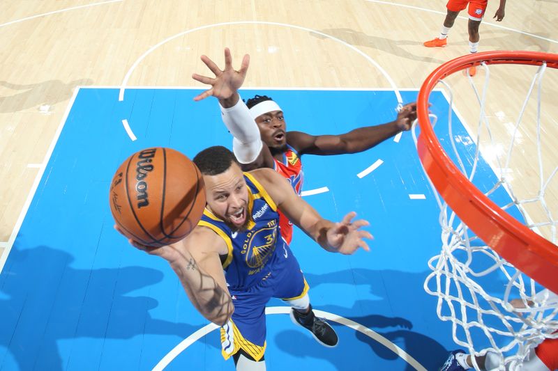 OKLAHOMA CITY, OK - NOVEMBER 10: Stephen Curry #30 of the Golden State Warriors drives to the basket during the game against the Oklahoma City Thunder on November 10, 2024 at Paycom Center in Oklahoma City, Oklahoma. NOTE TO USER: User expressly acknowledges and agrees that, by downloading and or using this photograph, User is consenting to the terms and conditions of the Getty Images License Agreement. Mandatory Copyright Notice: Copyright 2024 NBAE (Photo by Nathaniel S. Butler/NBAE via Getty Images)