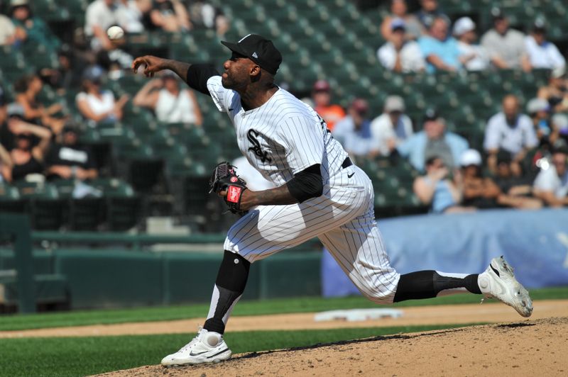 Aug 25, 2024; Chicago, Illinois, USA; Chicago White Sox relief pitcher Enyel De Los Santos (62) pitches during the seventh inning against the Detroit Tigers at Guaranteed Rate Field. Mandatory Credit: Patrick Gorski-USA TODAY Sports