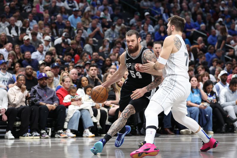 DALLAS, TX - NOVEMBER 16: Sandro Mamukelashvili #54 of the San Antonio Spurs dribbles the ball during the game against the Dallas Mavericks on November 16, 2024 at American Airlines Center in Dallas, Texas. NOTE TO USER: User expressly acknowledges and agrees that, by downloading and or using this photograph, User is consenting to the terms and conditions of the Getty Images License Agreement. Mandatory Copyright Notice: Copyright 2024 NBAE (Photo by Tim Heitman/NBAE via Getty Images)