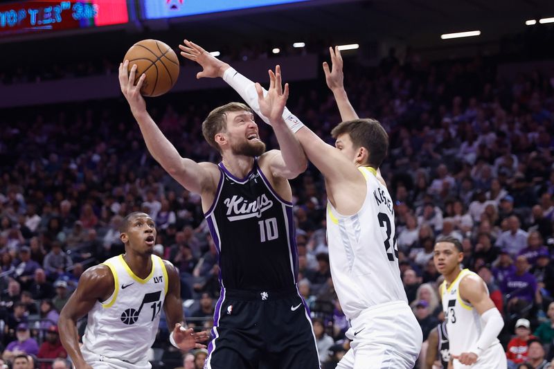 SACRAMENTO, CALIFORNIA - MARCH 31: Domantas Sabonis #10 of the Sacramento Kings goes to the basket against Walker Kessler #24 of the Utah Jazz in the fourth quarter at Golden 1 Center on March 31, 2024 in Sacramento, California. NOTE TO USER: User expressly acknowledges and agrees that, by downloading and or using this photograph, User is consenting to the terms and conditions of the Getty Images License Agreement. (Photo by Lachlan Cunningham/Getty Images)