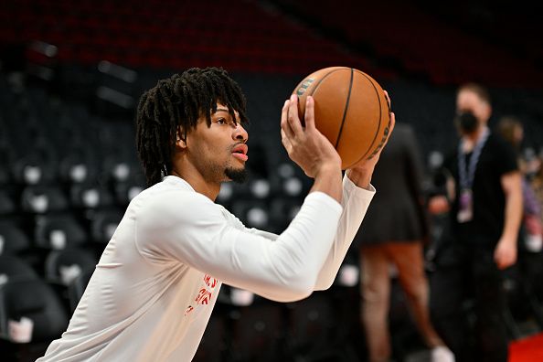 PORTLAND, OREGON - DECEMBER 14: Shaedon Sharpe #17 of the Portland Trail Blazers warms up before the game against the Utah Jazz at Moda Center on December 14, 2023 in Portland, Oregon. NOTE TO USER: User expressly acknowledges and agrees that, by downloading and or using this Photograph, user is consenting to the terms and conditions of the Getty Images License Agreement. (Photo by Alika Jenner/Getty Images)