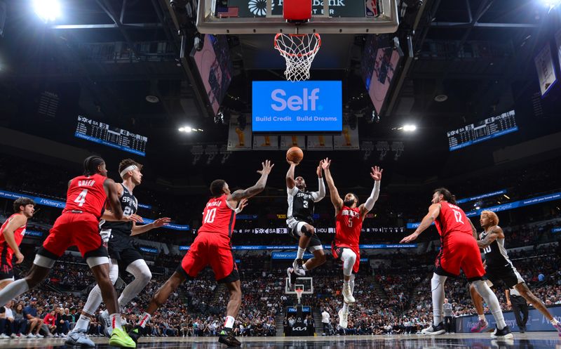 SAN ANTONIO, TX - OCTOBER 28: Chris Paul #3 of the San Antonio Spurs shoots the ball during the game against the Houston Rockets during a regular season game on October 28, 2024 at the Frost Bank Center in San Antonio, Texas. NOTE TO USER: User expressly acknowledges and agrees that, by downloading and or using this photograph, user is consenting to the terms and conditions of the Getty Images License Agreement. Mandatory Copyright Notice: Copyright 2024 NBAE (Photos by Michael Gonzales/NBAE via Getty Images)