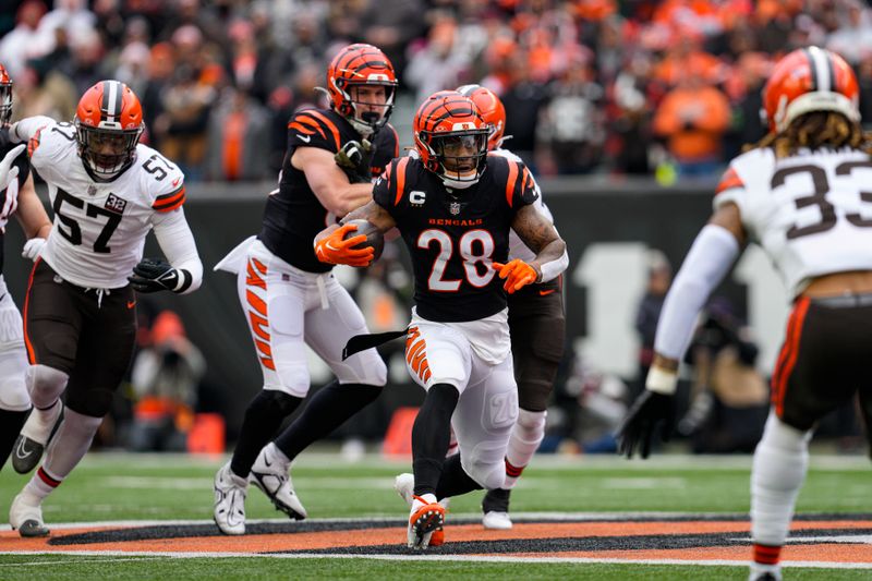 Cincinnati Bengals running back Joe Mixon (28) runs against the Cleveland Browns during the first half of an NFL football game in Cincinnati, Sunday, Jan. 7, 2024. (AP Photo/Jeff Dean)