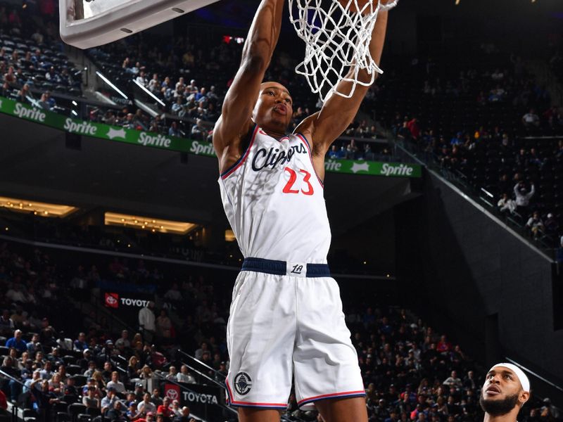 INGLEWOOD, CA - OCTOBER 14: Kai Jones #23 of the LA Clippers dunks the ball during the game against the Dallas Mavericks on October 14, 2024 at Intuit Dome in Los Angeles, California. NOTE TO USER: User expressly acknowledges and agrees that, by downloading and/or using this Photograph, user is consenting to the terms and conditions of the Getty Images License Agreement. Mandatory Copyright Notice: Copyright 2024 NBAE (Photo by Juan Ocampo/NBAE via Getty Images)