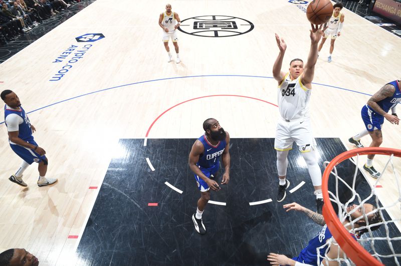 LOS ANGELES, CA - APRIL 5:  Kenneth Lofton Jr. #34 of the Utah Jazz shoots the ball during the game on April 5, 2024 at Crypto.Com Arena in Los Angeles, California. NOTE TO USER: User expressly acknowledges and agrees that, by downloading and/or using this Photograph, user is consenting to the terms and conditions of the Getty Images License Agreement. Mandatory Copyright Notice: Copyright 2024 NBAE (Photo by Adam Pantozzi/NBAE via Getty Images)