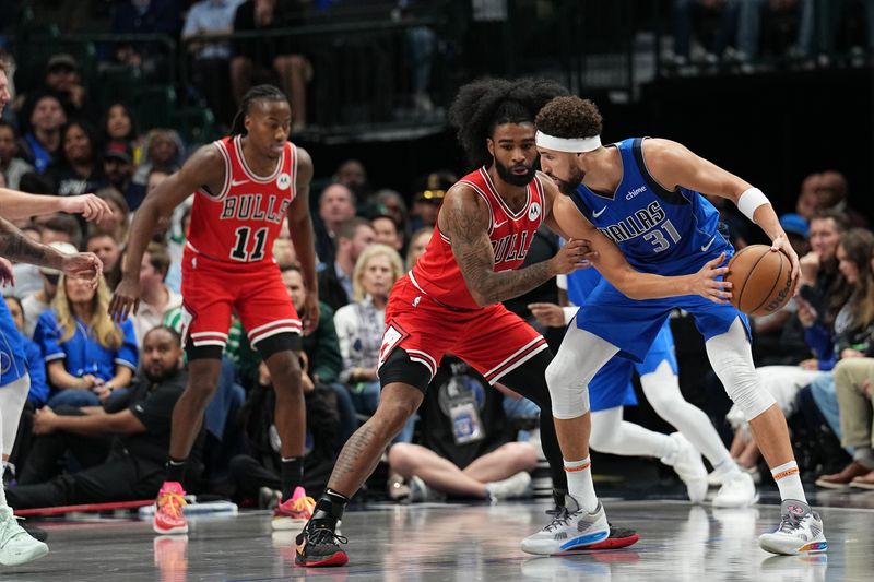 DALLAS, TX - NOVEMBER 6: Klay Thompson #31 of the Dallas Mavericks handles the ball during the game against the Chicago Bulls on November 6, 2024 at American Airlines Center in Dallas, Texas. NOTE TO USER: User expressly acknowledges and agrees that, by downloading and or using this photograph, User is consenting to the terms and conditions of the Getty Images License Agreement. Mandatory Copyright Notice: Copyright 2024 NBAE (Photo by Glenn James/NBAE via Getty Images)