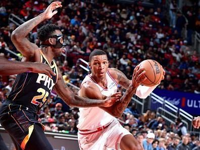 HOUSTON, TX - DECEMBER 27:   Jabari Smith Jr. #10 of the Houston Rockets drives to the basket during the game against the Phoenix Suns on December 27, 2023 at the Toyota Center in Houston, Texas. NOTE TO USER: User expressly acknowledges and agrees that, by downloading and or using this photograph, User is consenting to the terms and conditions of the Getty Images License Agreement. Mandatory Copyright Notice: Copyright 2023 NBAE (Photo by Logan Riely/NBAE via Getty Images)