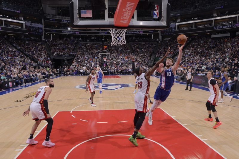 SACRAMENTO, CA - FEBRUARY 26: Domantas Sabonis #10 of the Sacramento Kings drives to the basket during the game against the Miami Heat on February 26, 2024 at Golden 1 Center in Sacramento, California. NOTE TO USER: User expressly acknowledges and agrees that, by downloading and or using this Photograph, user is consenting to the terms and conditions of the Getty Images License Agreement. Mandatory Copyright Notice: Copyright 2024 NBAE (Photo by Rocky Widner/NBAE via Getty Images)