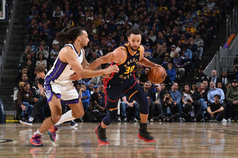 SAN FRANCISCO, CA - JANUARY 5:  Stephen Curry #30 of the Golden State Warriors handles the ball during the game against the Sacramento Kings on January 5, 2025 at Chase Center in San Francisco, California. NOTE TO USER: User expressly acknowledges and agrees that, by downloading and or using this photograph, user is consenting to the terms and conditions of Getty Images License Agreement. Mandatory Copyright Notice: Copyright 2025 NBAE (Photo by Noah Graham/NBAE via Getty Images)