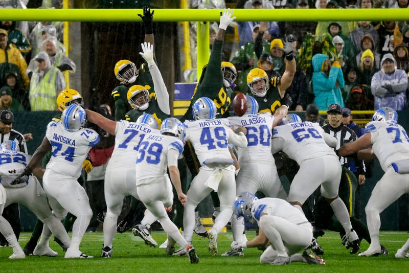 Detroit Lions place kicker Jake Bates (39) makes a field goal during the first half of an NFL football game against the Green Bay Packers, Sunday, Nov. 3, 2024, in Green Bay, Wis. (AP Photo/Mike Roemer)