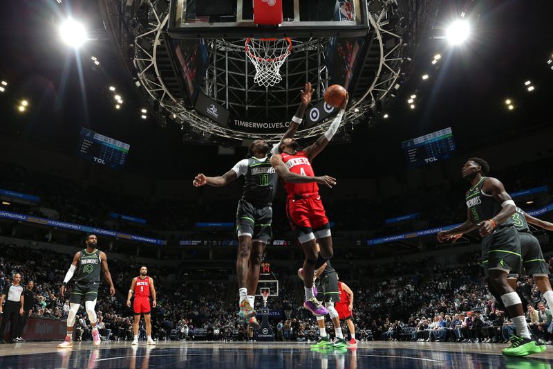 MINNEAPOLIS, MN - FEBRUARY 6: Jalen Green #4 of the Houston Rockets drives to the basket during the game against the Minnesota Timberwolves on February 6, 2025 at Target Center in Minneapolis, Minnesota. NOTE TO USER: User expressly acknowledges and agrees that, by downloading and or using this Photograph, user is consenting to the terms and conditions of the Getty Images License Agreement. Mandatory Copyright Notice: Copyright 2025 NBAE(Photo by David Sherman/NBAE via Getty Images)