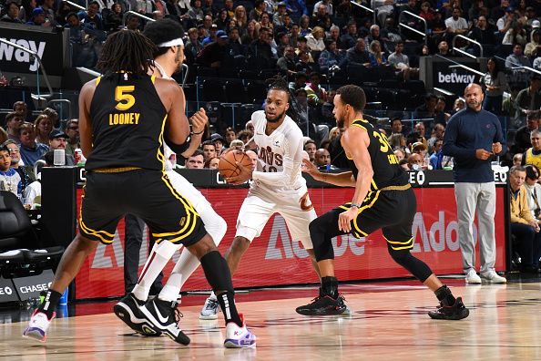 SAN FRANCISCO, CA - NOVEMBER 11: Darius Garland #10 of the Cleveland Cavaliers handles the ball during the game against the Golden State Warriors on November 11, 2023 at Chase Center in San Francisco, California. NOTE TO USER: User expressly acknowledges and agrees that, by downloading and or using this photograph, user is consenting to the terms and conditions of Getty Images License Agreement. Mandatory Copyright Notice: Copyright 2023 NBAE (Photo by Noah Graham/NBAE via Getty Images)