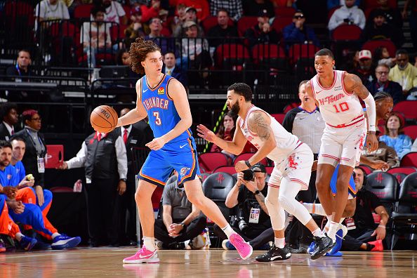 HOUSTON, TX - DECEMBER 6:   Josh Giddey #3 of the Oklahoma City Thunder handles the ball during the game agains the Houston Rockets on December 6, 2023 at the Toyota Center in Houston, Texas. NOTE TO USER: User expressly acknowledges and agrees that, by downloading and or using this photograph, User is consenting to the terms and conditions of the Getty Images License Agreement. Mandatory Copyright Notice: Copyright 2023 NBAE (Photo by Michael Gonzales/NBAE via Getty Images)