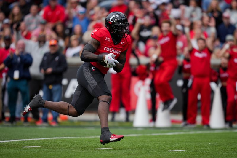 Oct 14, 2023; Cincinnati, Ohio, USA;  Cincinnati Bearcats tight end Chamon Metayer (7) makes a catch for a touchdown against the Iowa State Cyclones in the first half at Nippert Stadium. Mandatory Credit: Aaron Doster-USA TODAY Sports